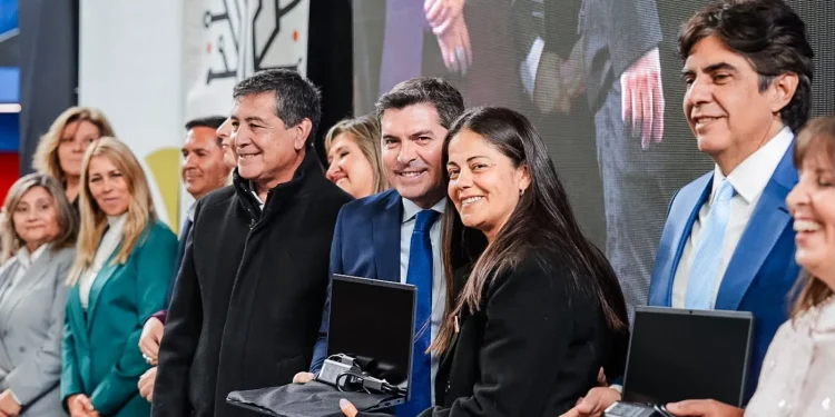 Plan «Maestro de América»: por segundo año consecutivo, la Provincia entregó computadoras a 3.000 docentes en el Estadio Aldo Cantoni