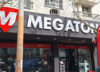 Boquete y robo en pleno centro sanjuanino: atacaron un local de electrodomésticos y atraparon a un menor con celulares y dinero