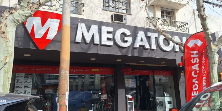 Boquete y robo en pleno centro sanjuanino: atacaron un local de electrodomésticos y atraparon a un menor con celulares y dinero