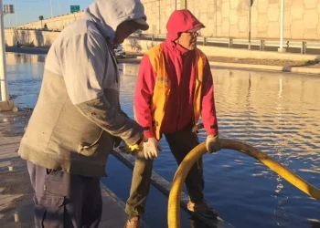 Caos vehicular y anegamientos en Chimbas: desbordó una acequia en calle Centenario e inundó la YPF sobre Ruta 40