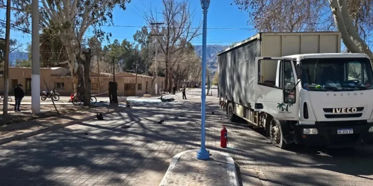 Tragedia en Calingasta: un motociclista murió tras chocar contra un camión en Tamberías