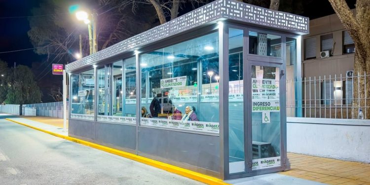 Avance pionero en San Juan: Rivadavia completó la inauguración de sus cinco paradas de colectivo climatizadas