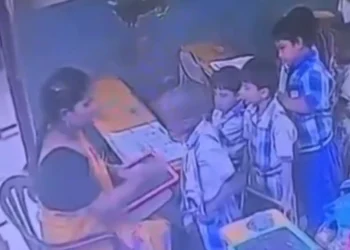 Tensión e indignación en India: identificaron a la docente que abofeteó al niño de 6 años antes de morir y familiares protestaron frente al colegio y al hospital