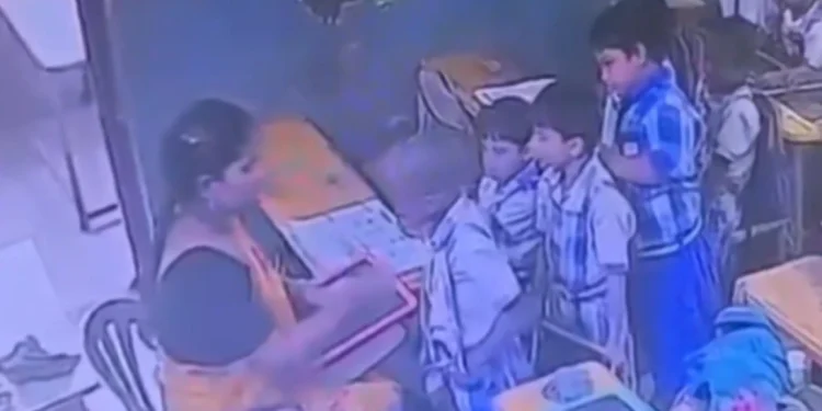 Tensión e indignación en India: identificaron a la docente que abofeteó al niño de 6 años antes de morir y familiares protestaron frente al colegio y al hospital