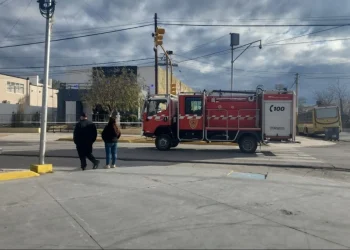 Tensión en Sarmiento: una amenaza de bomba obligó a evacuar un Centro Cultural, la Comisaría 8ª y el Juzgado de Paz