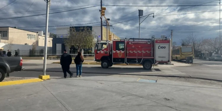 Tensión en Sarmiento: una amenaza de bomba obligó a evacuar un Centro Cultural, la Comisaría 8ª y el Juzgado de Paz
