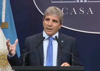Luis Caputo viaja a la cumbre del G20 para defender el rumbo económico de Argentina