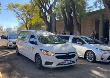 Honores y aplausos en las calles: los restos de los funcionarios caídos en la tragedia aérea llegaron al Cementerio de la Capital