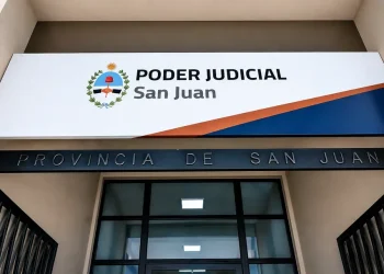 Una madre y un padrastro admitieron abusar de la niña que debían proteger y fueron condenados, pero sin cárcel