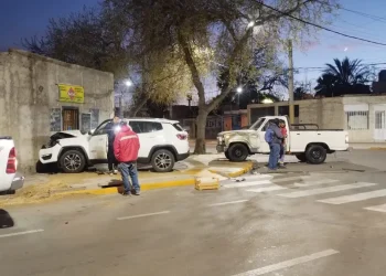 Violento siniestro vial: dos camionetas chocaron en Concepción y una terminó sobre la vereda