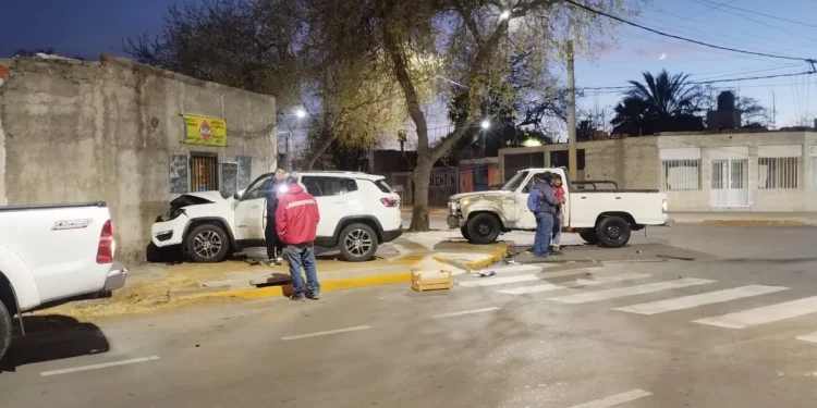 Violento siniestro vial: dos camionetas chocaron en Concepción y una terminó sobre la vereda
