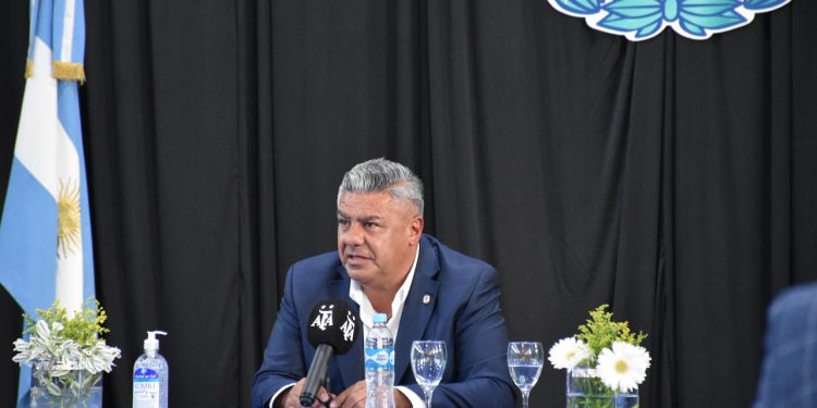 Claudio «Chiqui» Tapia bancó la bandera de Malvinas: «Si jugara en la Selección, yo también la hubiera levantado»