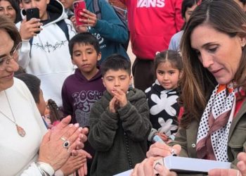 Homenaje en Jáchal: Soledad Pastorutti pasó por Huaco y dejó un pedazo de su poncho en la tumba de Buenaventura Luna