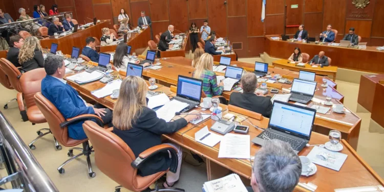 Antes de votar el acuerdo por Vicuña, Diputados escucharán a ministros este viernes