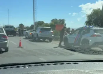 Caos en Avenida Circunvalación: un choque generó corte total y conductores escaparon en contramano