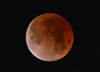 Espectáculo en el cielo sanjuanino: la Luna se tiñó de rojo durante la madrugada en un eclipse histórico