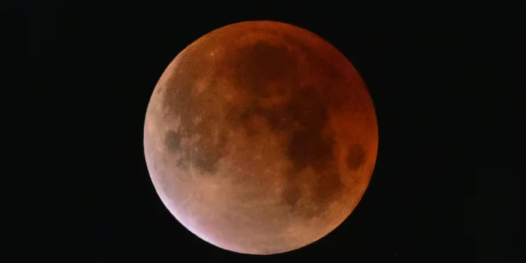 Espectáculo en el cielo sanjuanino: la Luna se tiñó de rojo durante la madrugada en un eclipse histórico