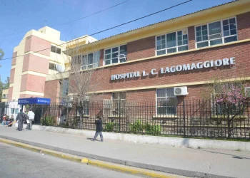 Conmoción en Mendoza: un recién nacido está en grave estado tras ser trasladado en una mochila por sus padres