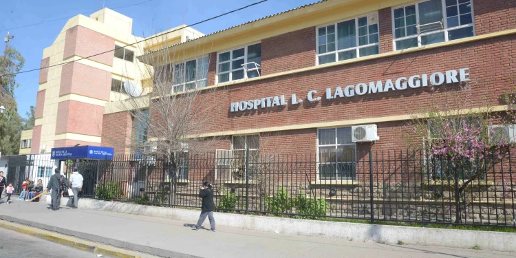 Conmoción en Mendoza: un recién nacido está en grave estado tras ser trasladado en una mochila por sus padres