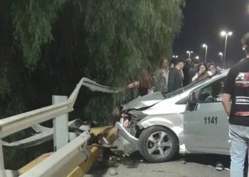 Un remis se estrelló contra el guardarraíl en el puente de General Acha y una joven resultó herida