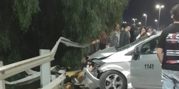 Un remis se estrelló contra el guardarraíl en el puente de General Acha y una joven resultó herida