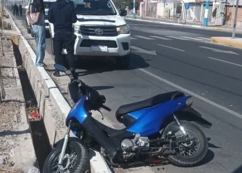 Una motociclista cayó tras agarrar un pozo en Calle 5 y terminó internada en el Hospital Rawson