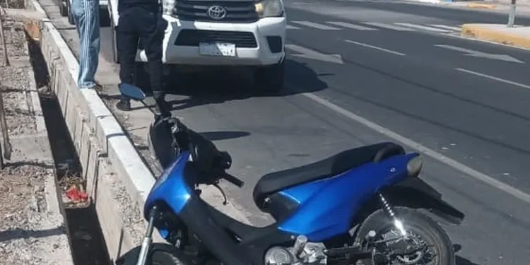 Una motociclista cayó tras agarrar un pozo en Calle 5 y terminó internada en el Hospital Rawson