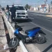 Una motociclista cayó tras agarrar un pozo en Calle 5 y terminó internada en el Hospital Rawson