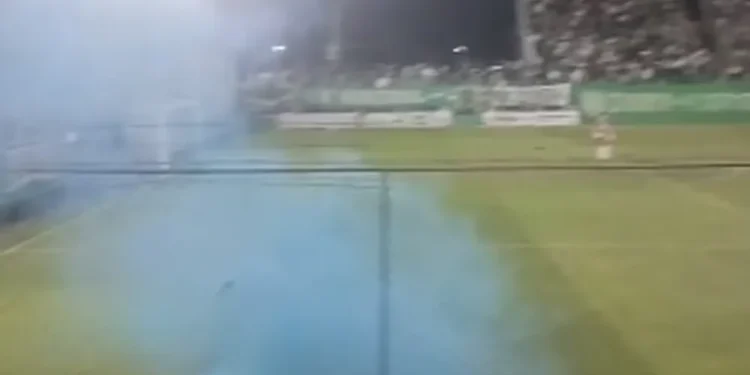 Bengala, chicana y corridas: qué pasó durante el clásico Desamparados-Unión