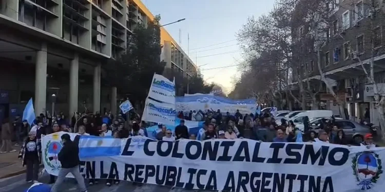 Con críticas a la Ley de Propiedad Privada, una marcha recorrió el centro sanjuanino