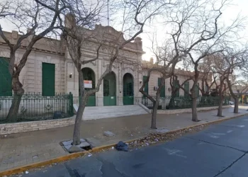 Denuncian que un alumno de 16 años fue emboscado por cuatro estudiantes en la Escuela Normal Sarmiento