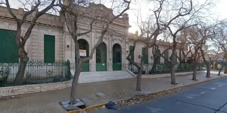 Denuncian que un alumno de 16 años fue emboscado por cuatro estudiantes en la Escuela Normal Sarmiento