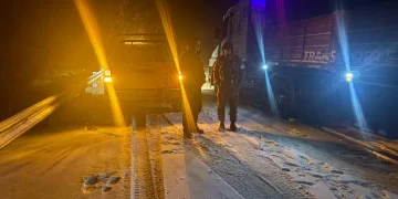 Alerta en la cordillera: intenso temporal de nieve en Iglesia provocó rescates de vehículos varados y asistencia a familias