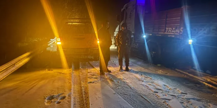 Alerta en la cordillera: intenso temporal de nieve en Iglesia provocó rescates de vehículos varados y asistencia a familias