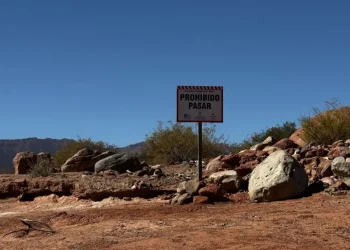 Ischigualasto endurece los controles y coloca cartelería para blindar la zona donde cayó el helicóptero