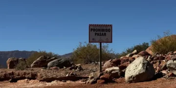 Ischigualasto endurece los controles y coloca cartelería para blindar la zona donde cayó el helicóptero