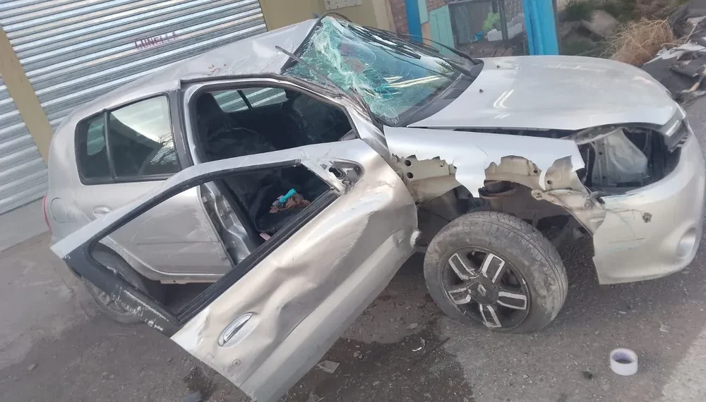 Fuerte vuelco en Pocito: una mujer chocó contra un pilar en calle Mendoza y debió ser hospitalizada