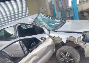 Fuerte vuelco en Pocito: una mujer chocó contra un pilar en calle Mendoza y debió ser hospitalizada
