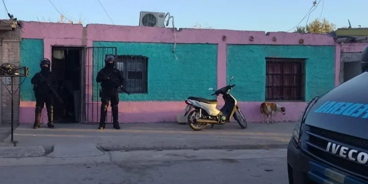La PFA desarticuló un kiosco de droga en San Juan y cayó un hombre buscado desde 2023