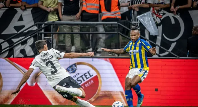 Desilusión en Brasil: Rosario Central cayó ante Corinthians con un hombre de más y se despidió de la Copa Libertadores