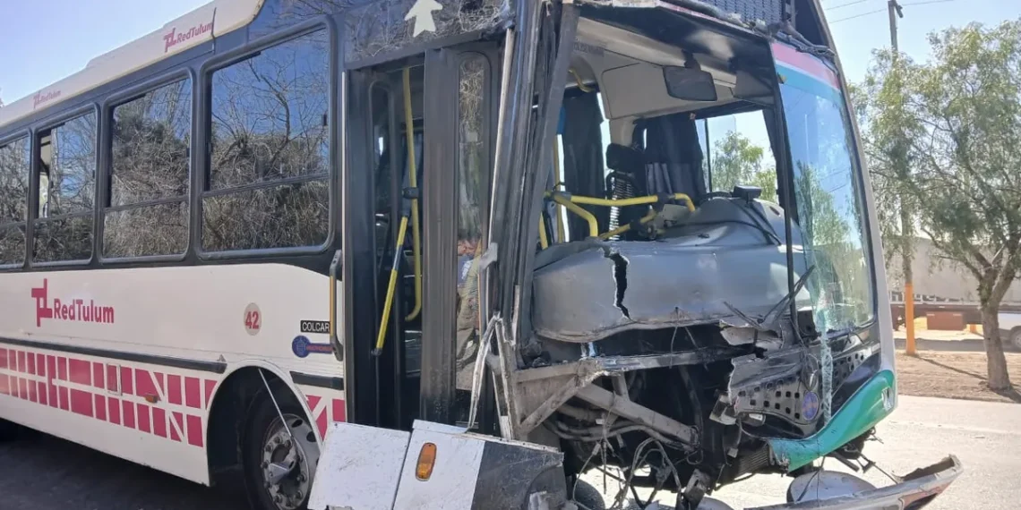 Investigan las causas del feroz choque entre un colectivo y un camión jaula en la Ruta 20: hay 13 heridos