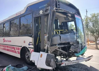 Investigan las causas del feroz choque entre un colectivo y un camión jaula en la Ruta 20: hay 13 heridos