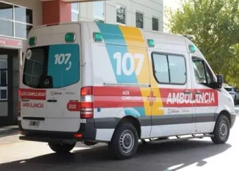 Grave accidente en Santa Lucía: un motociclista fue embestido por un auto, quedó inconsciente y lucha por su vida