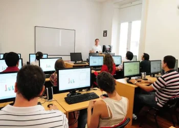 Inclusión digital en San Juan: lanzan un taller de computación gratuito en la sede de Cáritas