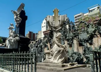 Polémica en la Ciudad: licitan un gift shop y venta de comida en el Cementerio de la Recoleta