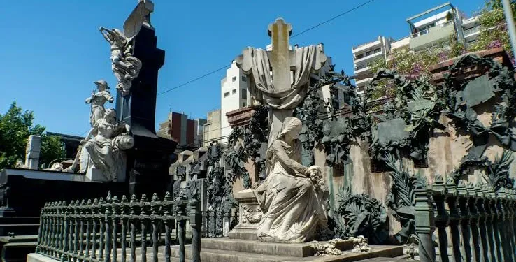 Polémica en la Ciudad: licitan un gift shop y venta de comida en el Cementerio de la Recoleta