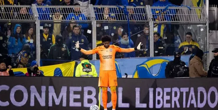 Corinthians denunció insultos racistas contra su arquero Hugo Souza en el Gigante de Arroyito y pidió sanciones a la CONMEBOL
