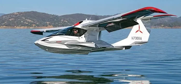 El futuro de la aviación personal: el avión anfibio ICON A5 que despega desde el agua y aterriza en una pista convencional