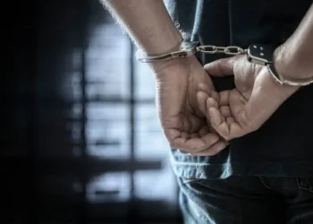 Cayó por generar disturbios, dio un nombre falso y descubrieron que era un prófugo de la Justicia