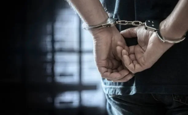 Cayó por generar disturbios, dio un nombre falso y descubrieron que era un prófugo de la Justicia